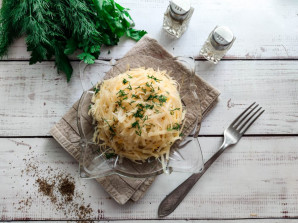 Слоеный салат с яблоками и сыром