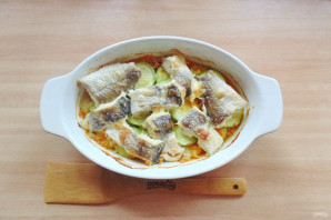 Хек с кабачками в духовке