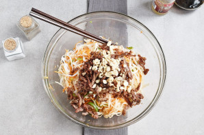 Салат с рисовой лапшой Салат с рисовой лапшой