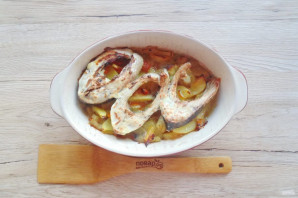 Карп запеченный в сметане с овощами