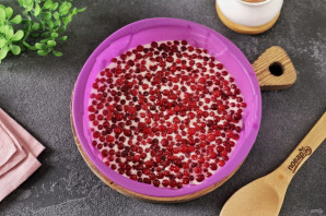 Шарлотка с брусникой