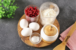 Шарлотка с брусникой