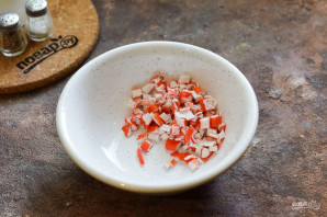 Брускетты с крабовыми палочками и авокадо Брускетты с крабовыми палочками и авокадо