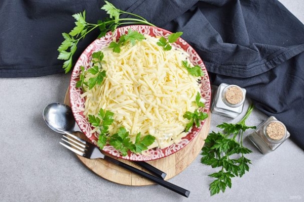 Простой салат с шампиньонами жареными Простой салат с шампиньонами жареными