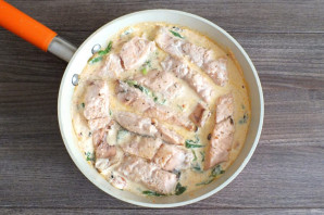 Горбуша со шпинатом и сливками Горбуша со шпинатом и сливками