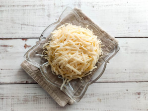 Слоеный салат с яблоками и сыром