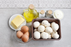 Простой салат с шампиньонами жареными Простой салат с шампиньонами жареными