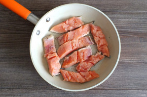 Горбуша со шпинатом и сливками Горбуша со шпинатом и сливками