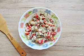 Салат с жареными баклажанами и свежими помидорами