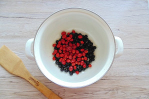 Компот из шиповника с черной смородиной