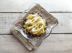 Слоеный салат с яблоками и сыром