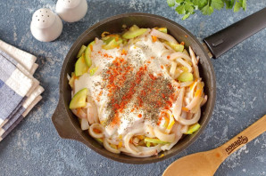 Паста с кальмарами и кабачками