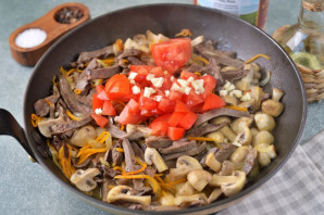 Свиное сердце с фасолью и грибами