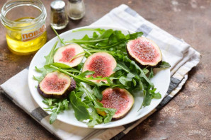 Салат с инжиром и рукколой