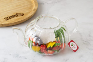 Чай с клубникой и мятой