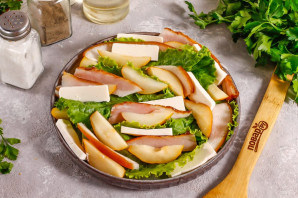 Салат с грушей и беконом Салат с грушей и беконом