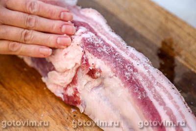 Свиная грудинка с соусом из хрена и яблок