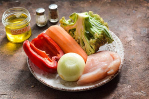 Овощное рагу с курицей и брокколи