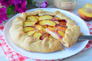 Постный пирог с персиками