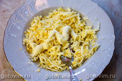 Бутерброды с красной икрой, плавленым сыром и яйцом