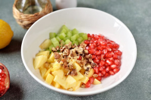 Салат с сельдереем и гранатом Салат с сельдереем и гранатом