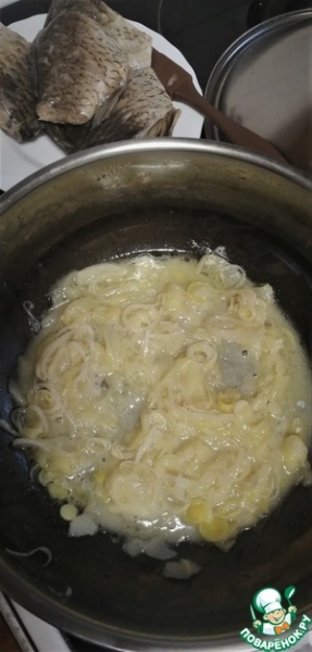 Карась, тушенный с яблоками Карась, тушенный с яблоками