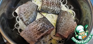 Карась, тушенный с яблоками Карась, тушенный с яблоками