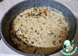 Красный и черный рис с мидиями в сливочном соусе