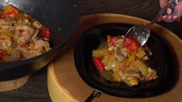 Мясо в соевом соусе в казане с болгарским перцем по-русски. 