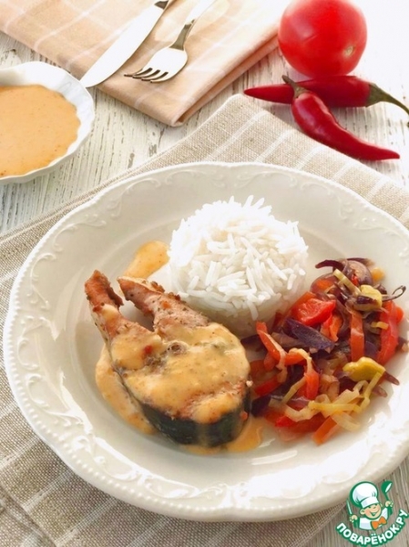 Пряная горбуша под голландским соусом