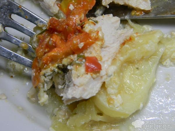 Рецепт: Индюшатина под сырно-сметанным соусом - на подушке из кабачков