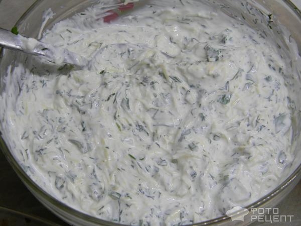 Рецепт: Индюшатина под сырно-сметанным соусом - на подушке из кабачков