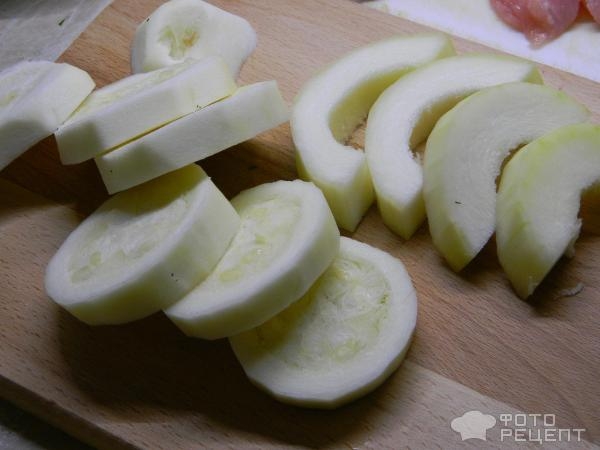 Рецепт: Индюшатина под сырно-сметанным соусом - на подушке из кабачков