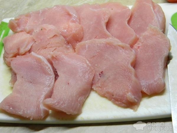 Рецепт: Индюшатина под сырно-сметанным соусом - на подушке из кабачков