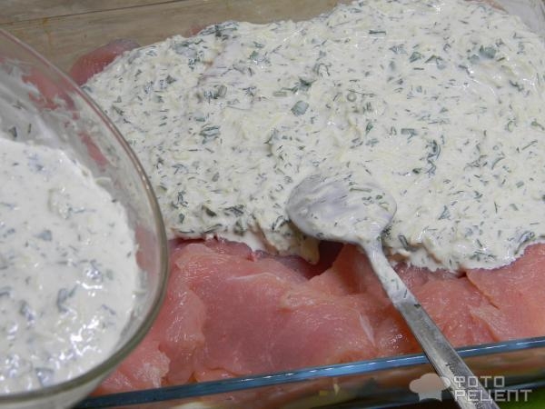 Рецепт: Индюшатина под сырно-сметанным соусом - на подушке из кабачков