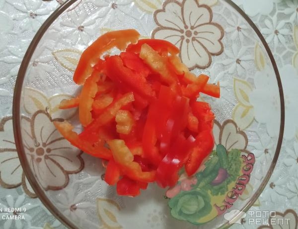 Рецепт: Салат из перца сладкого и брынзы - с добавлением зелени