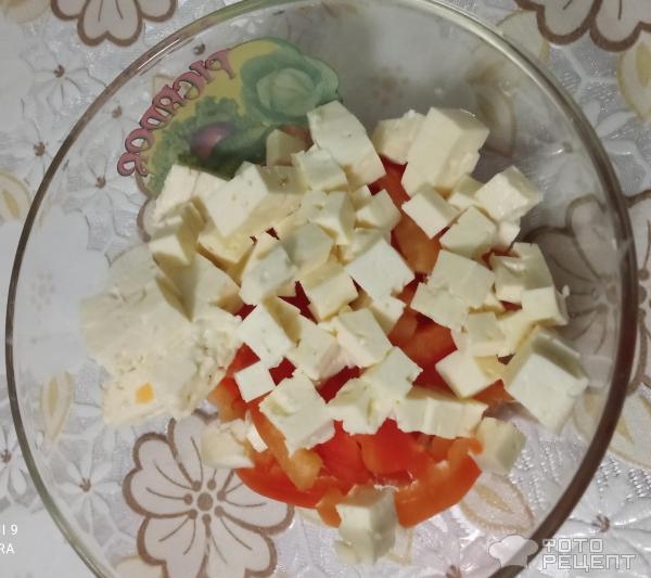 Рецепт: Салат из перца сладкого и брынзы - с добавлением зелени