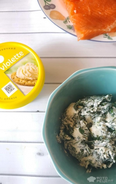 Рецепт: Слоеный пирог с форелью - на подушке шпината со сливочным сыром