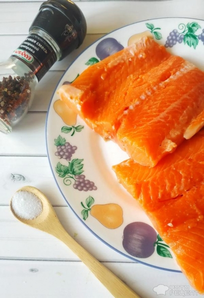 Рецепт: Слоеный пирог с форелью - на подушке шпината со сливочным сыром