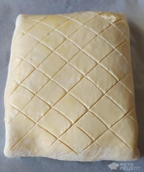 Рецепт: Слоеный пирог с форелью - на подушке шпината со сливочным сыром