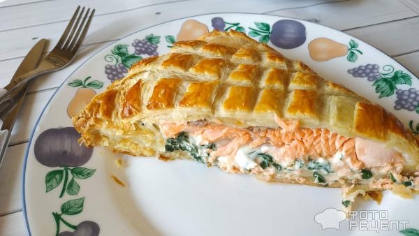 Рецепт: Слоеный пирог с форелью - на подушке шпината со сливочным сыром