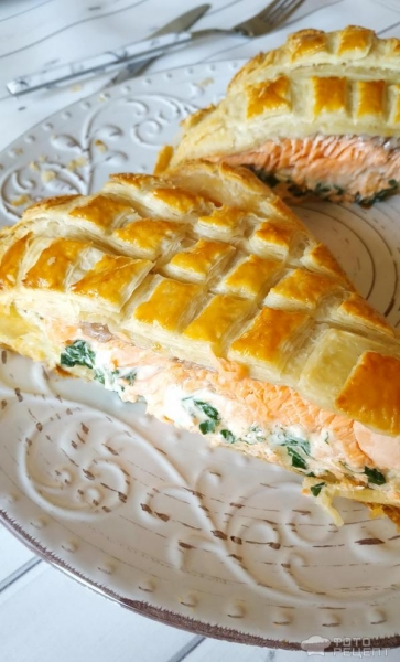 Рецепт: Слоеный пирог с форелью - на подушке шпината со сливочным сыром