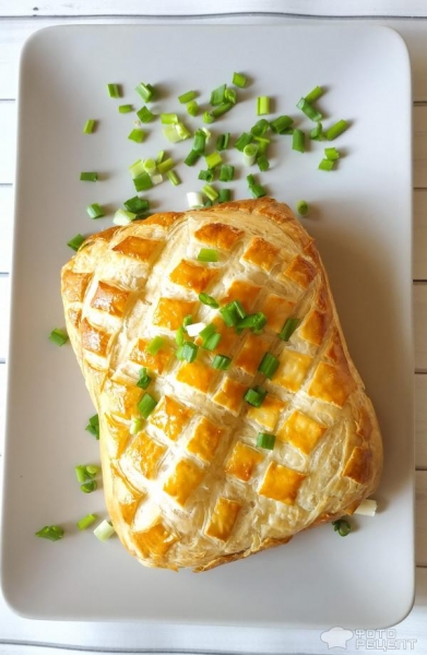 Рецепт: Слоеный пирог с форелью - на подушке шпината со сливочным сыром