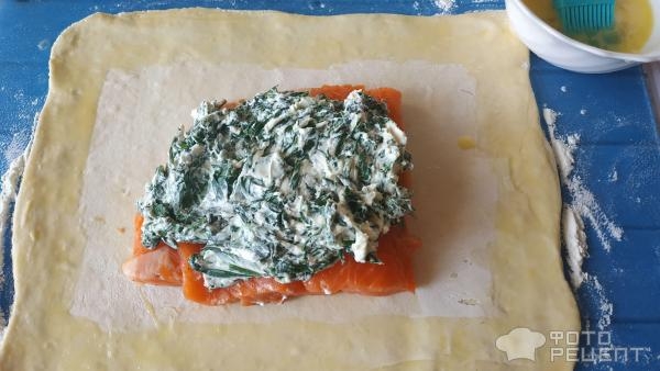 Рецепт: Слоеный пирог с форелью - на подушке шпината со сливочным сыром