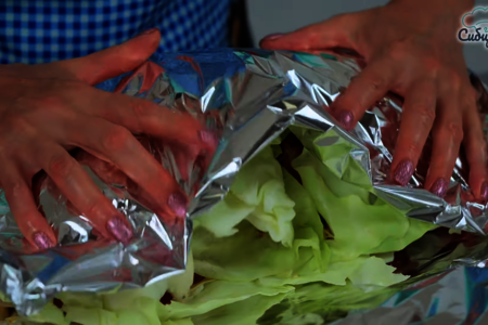 Свинина с начинкой запеченная в листьях капусты в духовке