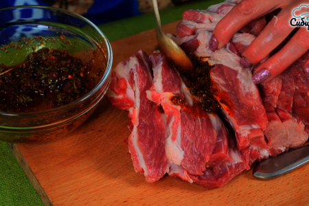 Свинина с начинкой запеченная в листьях капусты в духовке