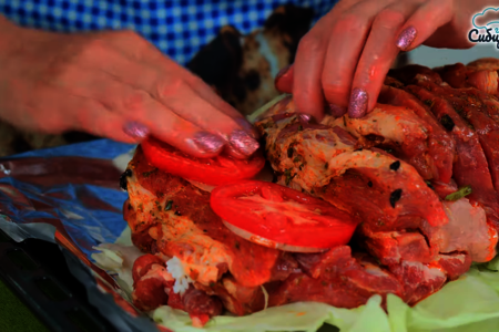 Свинина с начинкой запеченная в листьях капусты в духовке