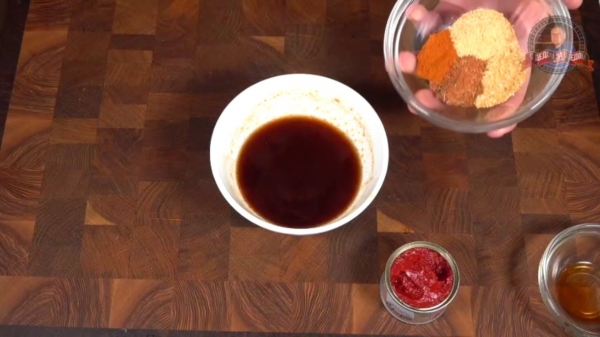 Запечённая свиная лопатка на кости в карамельном панцире.