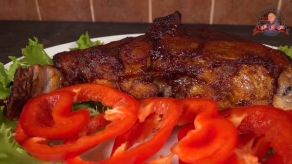 Запечённая свиная лопатка на кости в карамельном панцире.