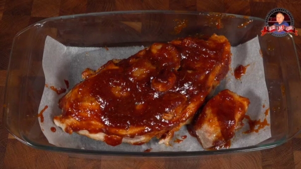 Запечённая свиная лопатка на кости в карамельном панцире.